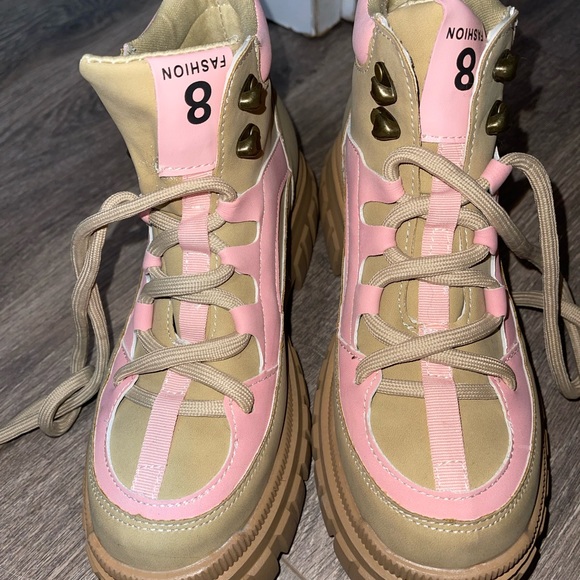 New in box Basso Boots - Picture 2 of 3